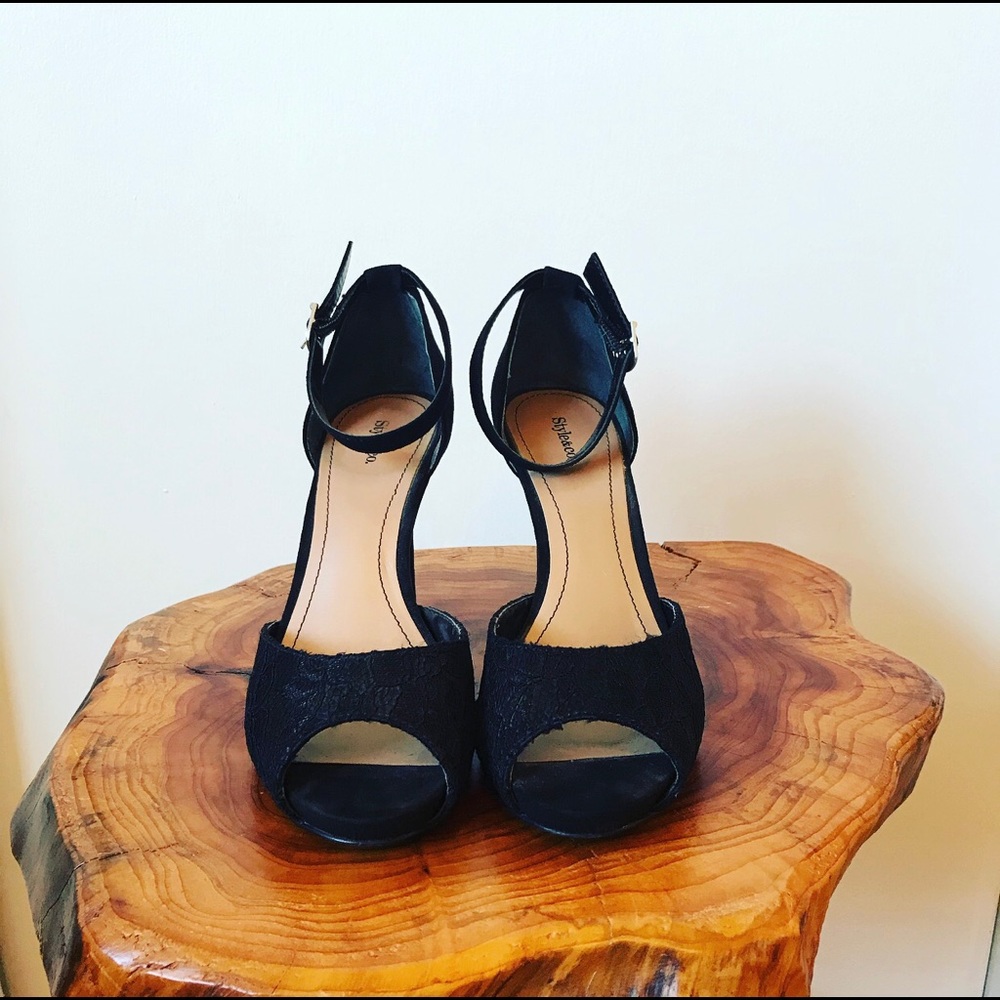 GONE - Peep Toe Lace Pattern Heels - Picture 4 of 8